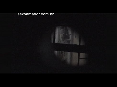 ❤️ Блонди ба таври махфӣ аз ҷониби як сайёҳи ҳамсоя, ки паси хиштҳои холӣ пинҳон шудааст, сабт мешавад ️❌ Видео мақъад дар мо ❌❤
