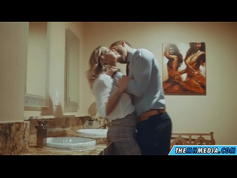 ❤️ Вақте ки як малламуй busty шумо дар як ҳоҷатхона ҷамъиятӣ seduces ️❌ Видео мақъад дар мо ❌❤